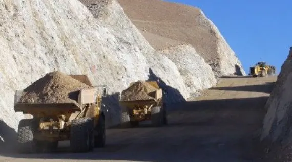 Cargadores de minerales transitando por carretera