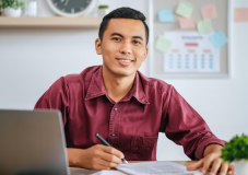 Joven estudiando desde casa