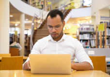 Señor estudiando desde biblioteca