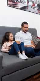 Padre e hija viendo clase en vivo