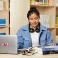 Chica estudiando en su casa