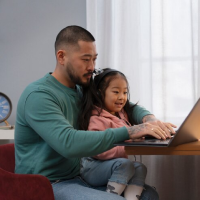 Padre e hija estudiando