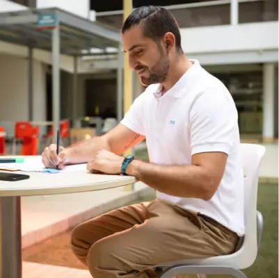 Hombre estudiando en campus UTP