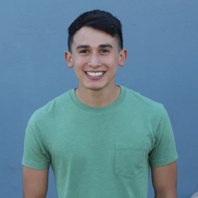 Joven usando su celular