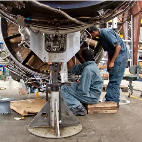 Ingenieros reparando avión