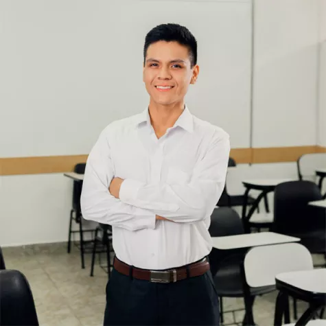 Joven sonriente con sus brazos cruzados