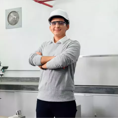 Joven ingeniero con los brazos cruzados sonriendo