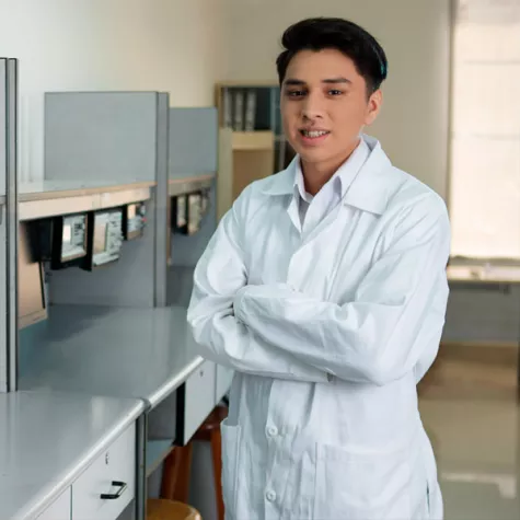 Joven en laboratorio