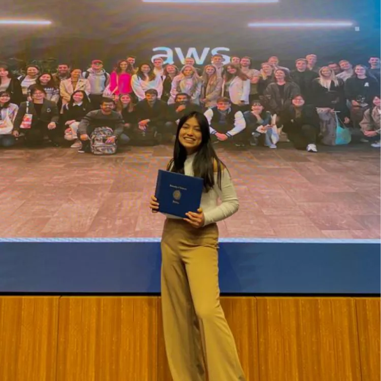 Yasmin Campos con diploma del programa